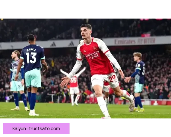 德凯特拉雷在赛季末表现稳定，教练对其状态评价积极，期待未来发挥。